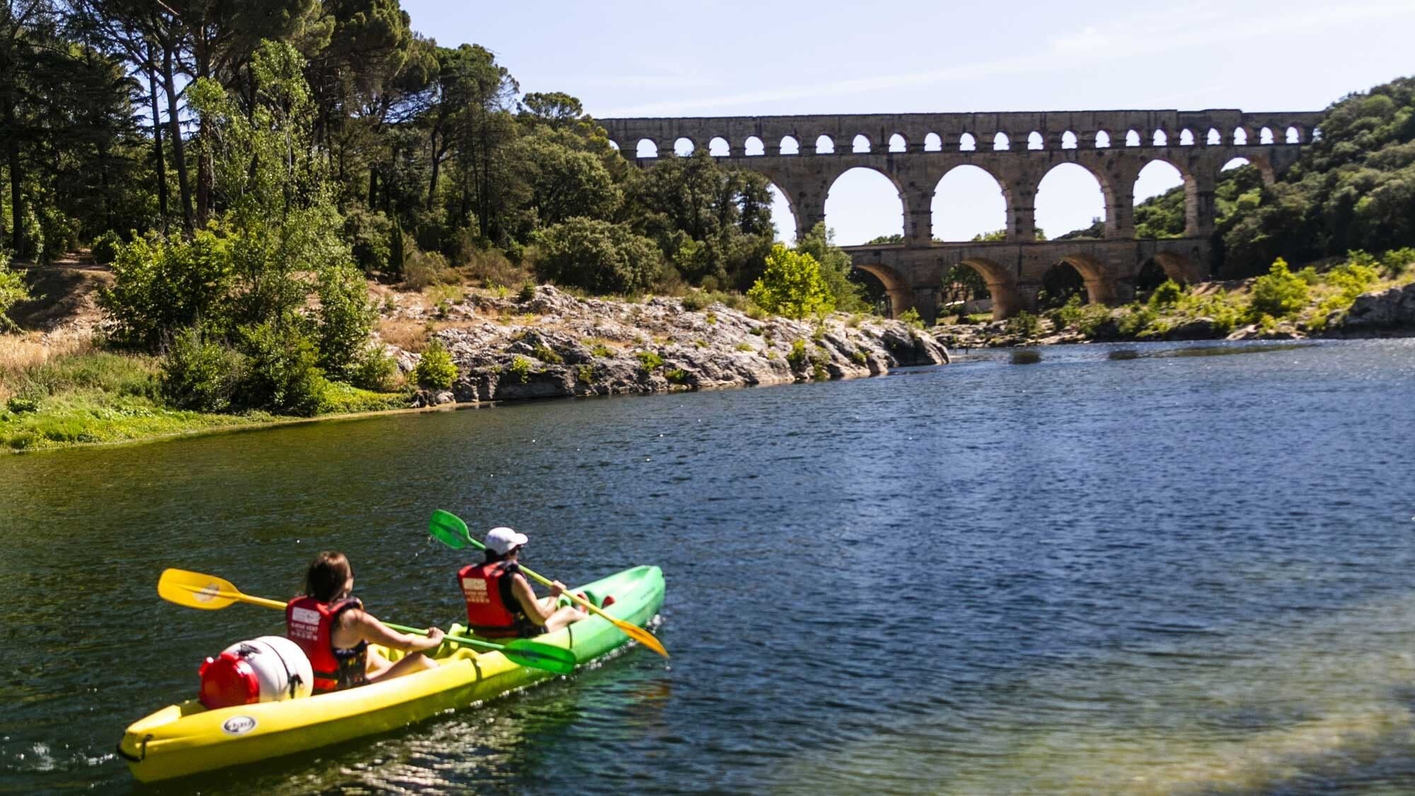 Canoë et plage de galets sur le Gardon