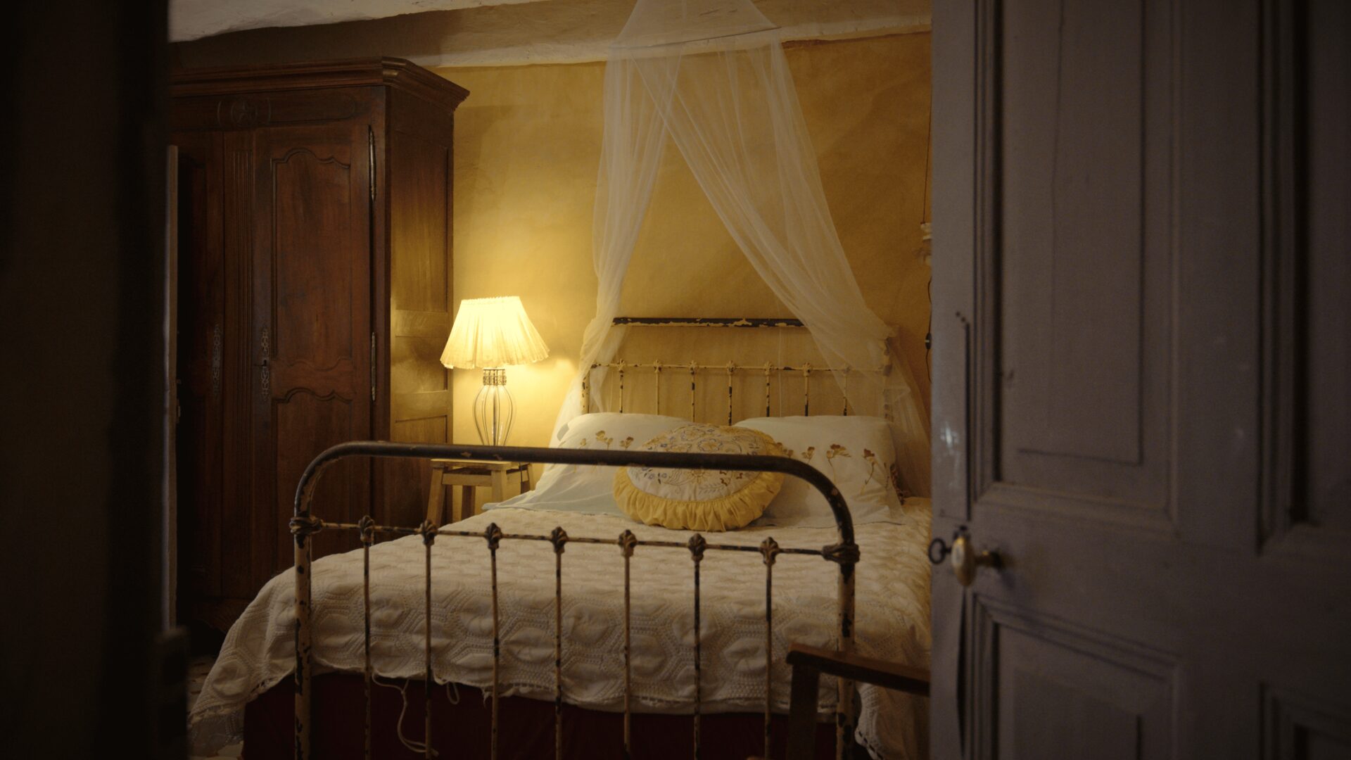 Lounge with extra bed